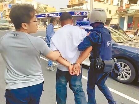 
警方當場逮捕行凶的邱姓男子，上銬押回警局偵訊。（本報資料照片）
