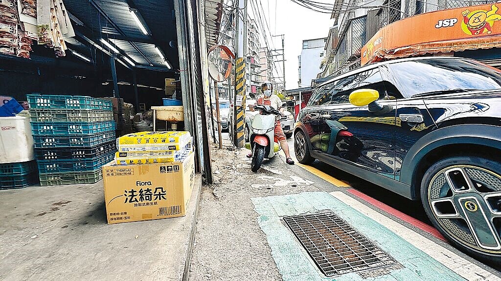 新北市汐止區橫科路寬度僅約6米，汽機車會車困難，甚至出現人車爭道。（議員張錦豪提供／高鈞麟新北傳真）
