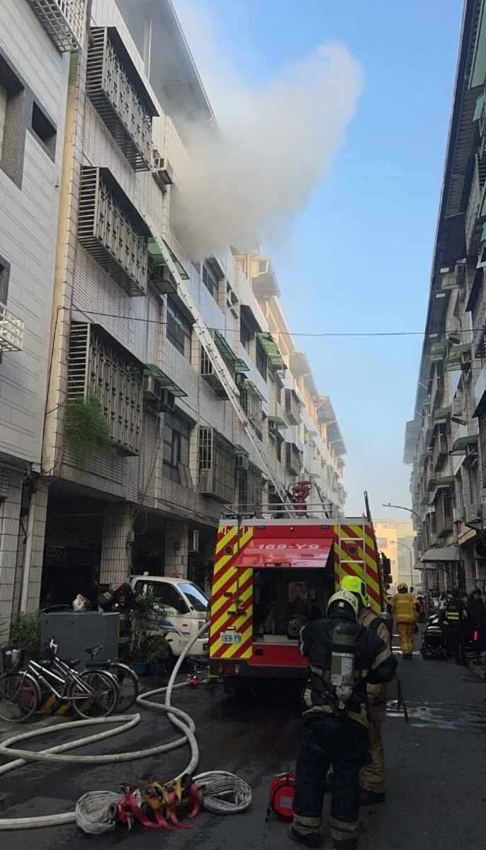 高雄市小港區13日清晨1棟透天樓房發生火警，濃煙冒出。圖／記者林保光翻攝