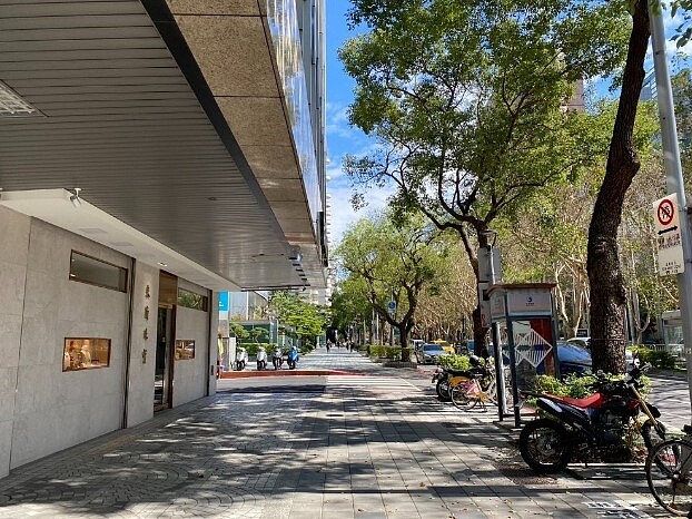 北市都發局今年推出的降溫城市計畫,盼藉三大策略達到體感溫度降溫2°C的目標,其中策略之一「體感降溫減碳」的具體措施為水綠降溫、遮蔭涼適等。圖/台北市都發局提供