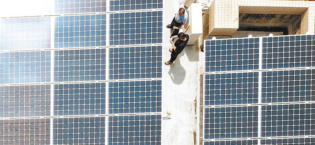 嘉義市環保局空拍巡查屋頂太陽能光電設備有無違規情形。（嘉市環保局提供／廖素慧嘉市傳真）
