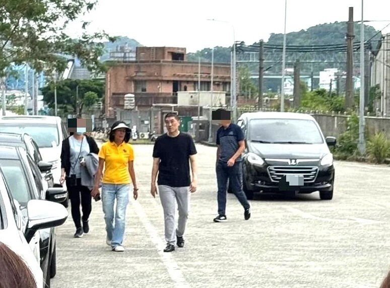 基隆地政處長王英哲墜樓亡,市長謝國樑(右)趕至現場了解,王英哲大嫂楊秀玉(右二)表示,與東岸商場產權爭議無關,請外界不要亂扯。圖/記者游明煌翻攝