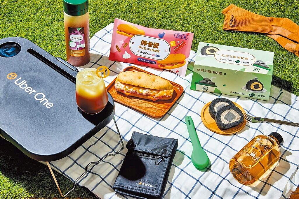 「Uber Eats潮有市」將於9月15日Garmin Run臺北站當天上午6點半至9點半,首次限時進駐大佳河濱公園,推出獨家聯名美食(見圖)。當天活動期間內,Uber Eats新用戶或Uber One會員只要與場地內任一Uber Eats裝置藝術合照並公開上傳IG或FB限時動態,出示畫面就可獲得限量贈品乙份。(Uber Eats提供)