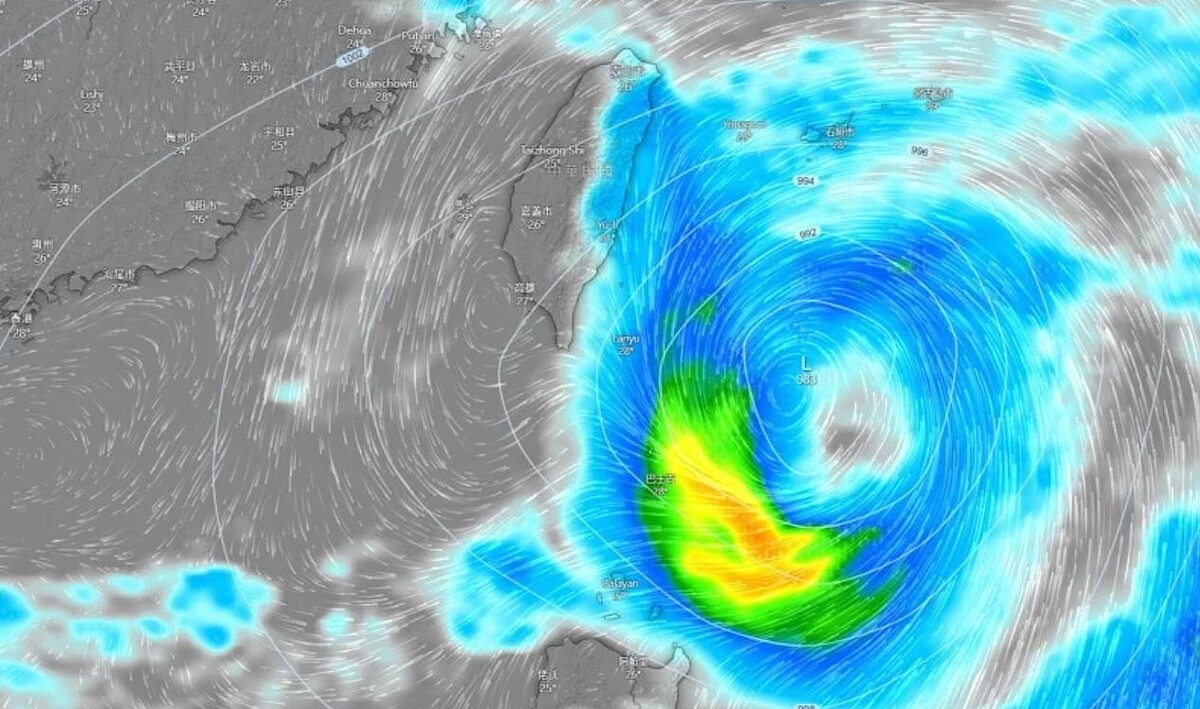 圖為WINDY歐洲數值模式19日天氣系統模擬。圖／取自「台灣颱風論壇｜天氣特急」臉書粉專
