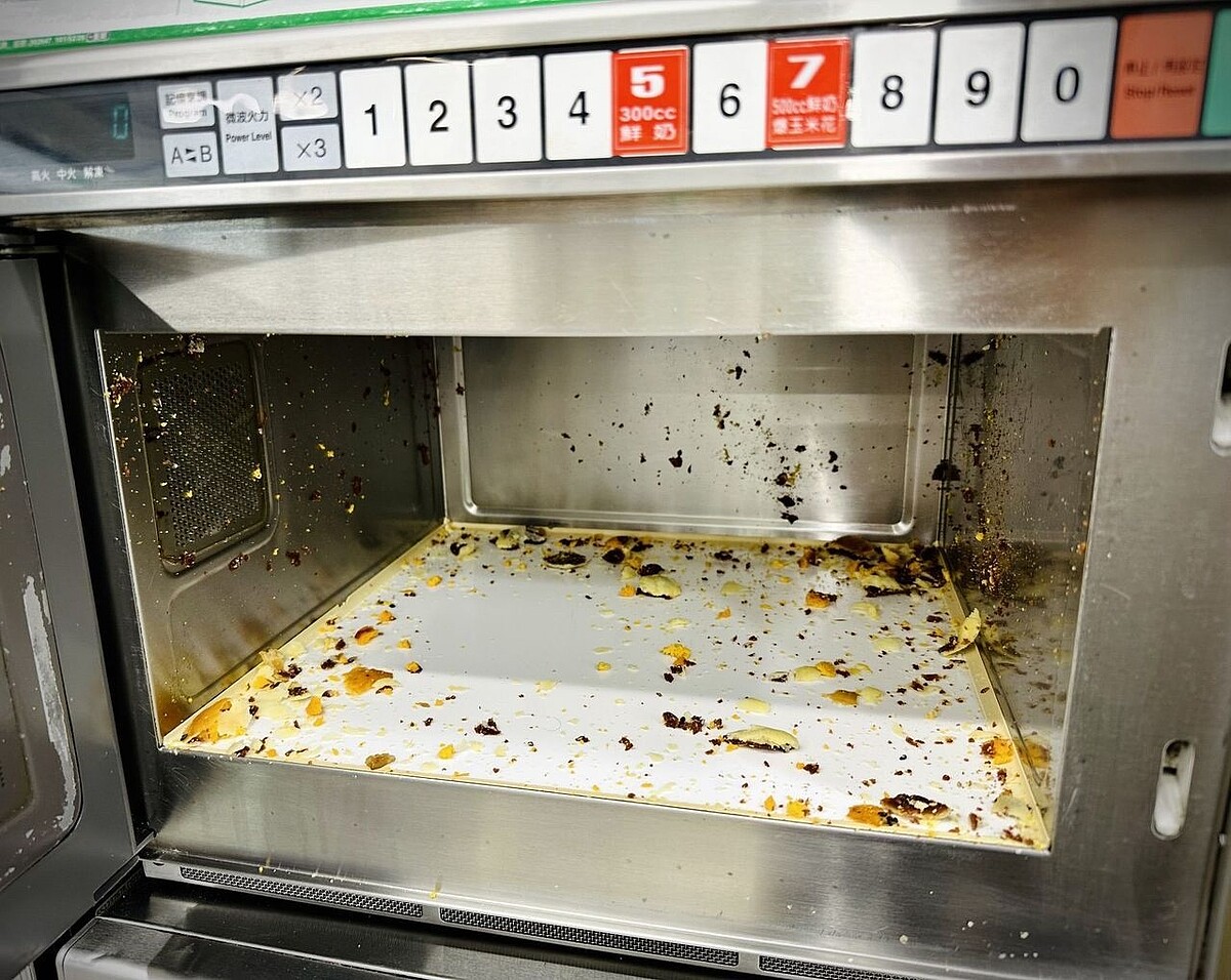 一名超商店員抱怨,有顧客將蛋黃酥放進微波爐加熱,導致蛋黃酥炸得四分五裂。圖/取自《爆廢公社》