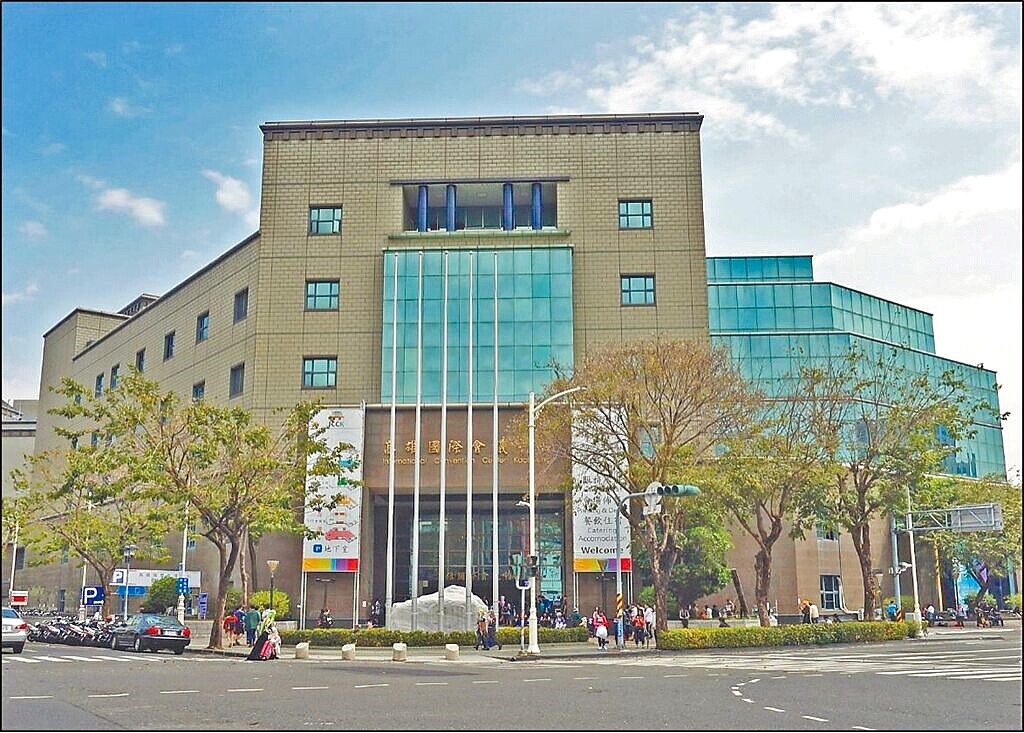 高雄住都中心選在早期政經文化核心鹽埕區落腳,未來將在高雄國際會議中心提供多元專業服務。(高市都發局提供)