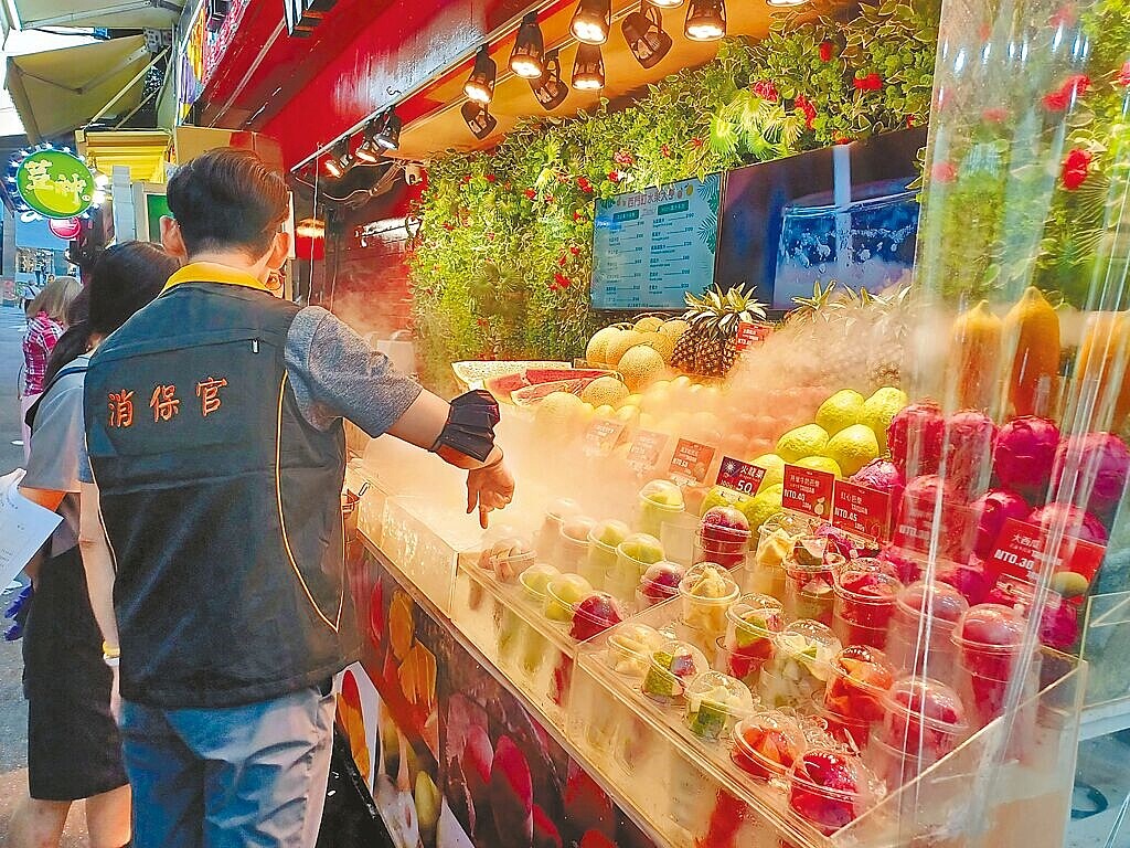 台北市商業處與台北市消保官、衛生局、環保局、警察局、市場處前往西門町聯合稽查，有5家水果攤價格標示不明，經複查後業者已經改善。（台北市商業處提供）