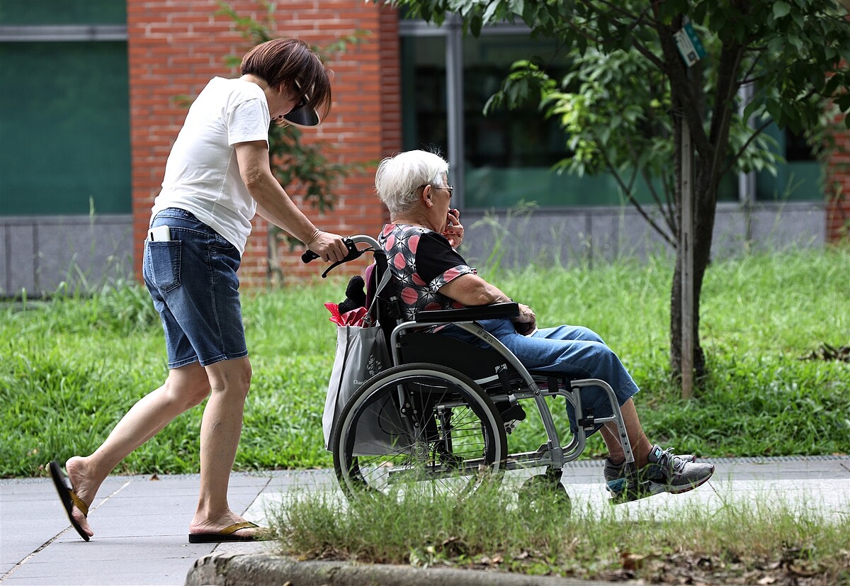 勞動部將重啟外展看護工，新計畫名稱為「移工多元陪伴照顧服務計畫」，拚年底前上路。（示意圖）   本報資料照片 