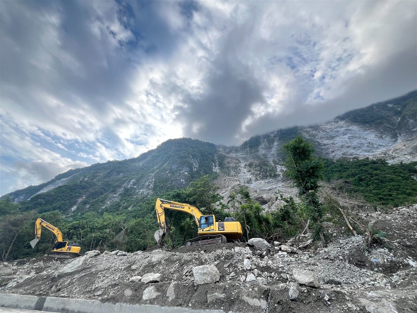 蘇花公路崇德至和仁段8日受強降雨影響出現土石流，造成交通中斷，公路局雖緊急搶通，不過可看出邊坡仍有許多土石。本報資料照片 