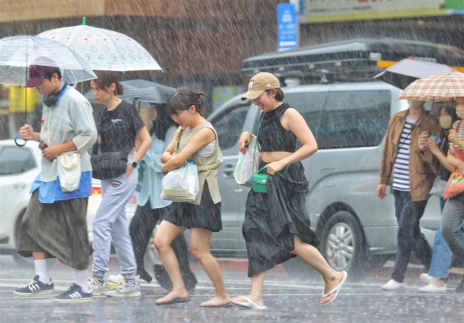 今天新竹以北到東北角整天都有短暫雨發生機會，南部地區下半天有明顯的午後雷陣雨，有短時較大雨勢發生機會。東半部地區上半天多雲，下半天山區也會有午後雷陣雨。本報資料照片 