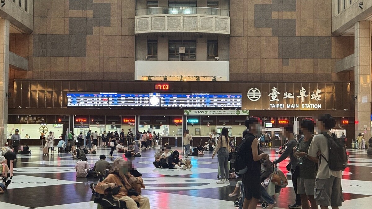 近日有網紅發現,有街友躲入台北車站維修口,引發譁然。示意圖/記者周湘芸攝影