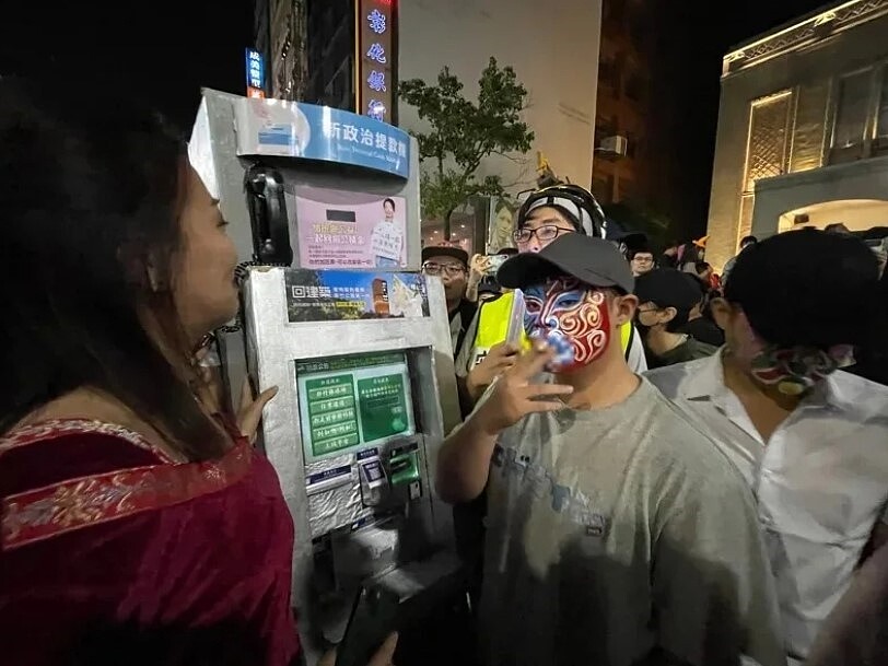 新竹市去年萬聖大遊行出現嘲諷高虹安的ATM裝扮,卻又因黑衣人包圍畫面,引發社會輿論。圖/聯合報系資料照