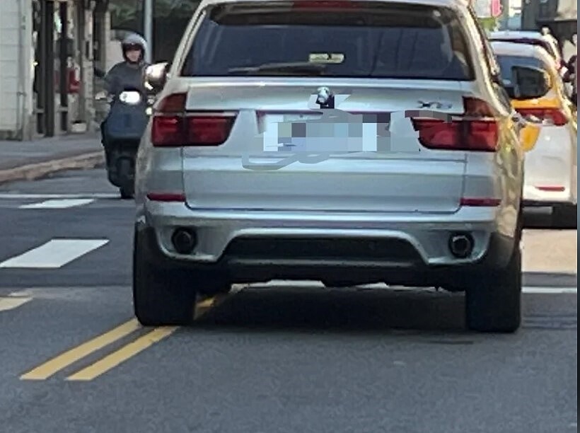 北市部分道路不寬,雙黃線長度卻太長,車輛不小心「跨越雙黃線」容易遭檢舉。圖/議員游淑慧提供