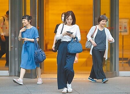 主計總處日前公布今年前7月工業及服務業經常性薪資中位數,其中,男女經常性薪資差距為3693元。圖為台北市民眾下班走出辦公大樓。(本報資料照片)