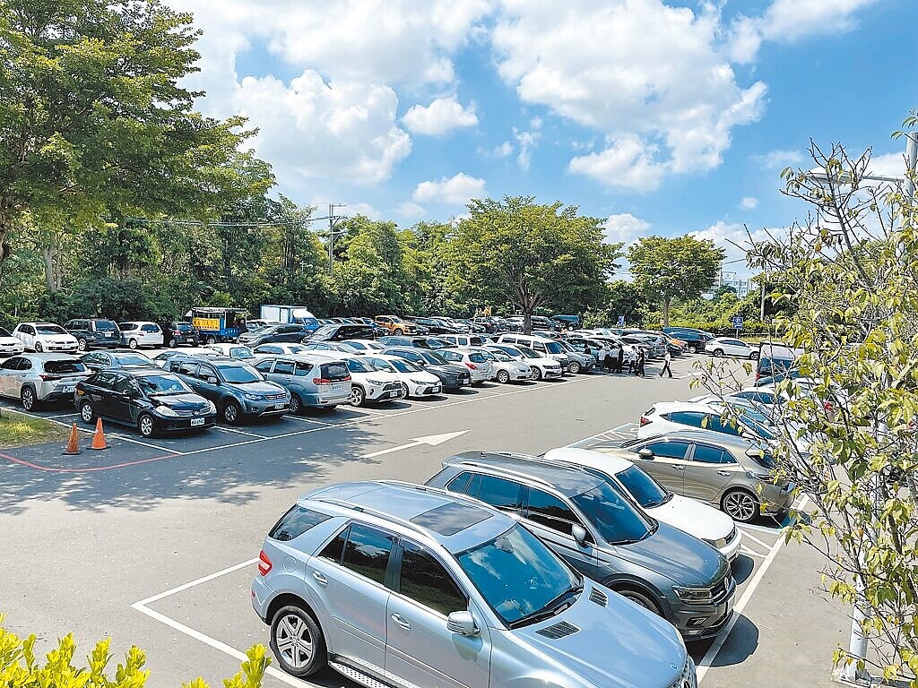 台中東海殯儀館停車場將於16日起將收費，車流管制壓力測試期間，停車場內車輛停放有序。（台中市民政局提供）