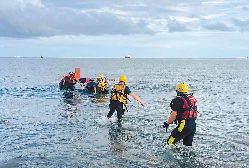 1名自稱來自大陸浙江省寧波市的王姓男子,14日清晨6時14分駕駛動力橡皮艇,在海上漂流5天後抵達林口海岸,主動致電119求助,被海巡人員連人帶船拖上岸。圖/海巡署提供