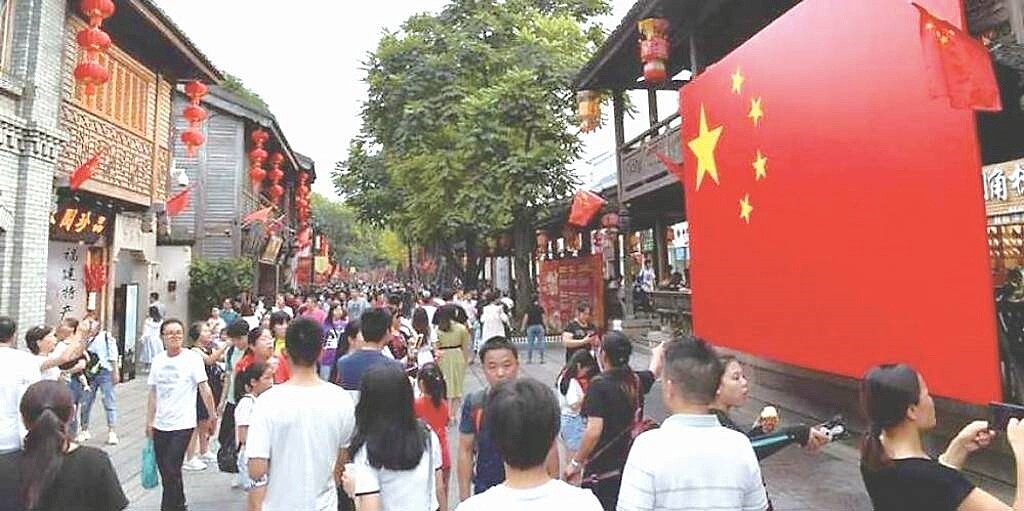 經濟成長動能流失、景氣持續低迷下,大陸14日公布的8月份消費、工業、投資、房地產等經濟數據持續放緩。圖/中新社