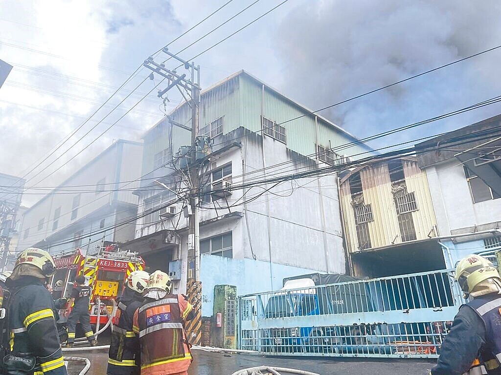 新北市土城區永豐路巷內14日發生鐵皮屋工廠火警，2間工廠付之一炬，所幸無人員傷亡。圖／新北市消防局提供、王揚傑新北傳真