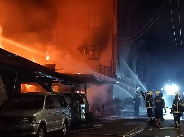 花蓮縣玉里鎮中正路14日晚間傳火警，熊熊烈焰吞沒6棟連棟木造平房。圖／玉里鎮公所提供
