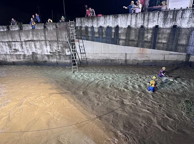 彰化縣花壇鄉83歲李姓老翁疑似落入排水溝失蹤,消防局人員漏搜尋。圖/消防局提供