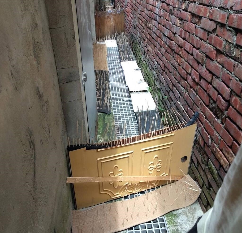 台南市安南區國安街有住戶不滿野貓便溺飄臭味,自行在防火巷自製野貓陷阱,遭網友拍照上傳網路,遭愛貓網友罵爆。(擷自網路愛貓臉書粉專/程炳璋台南傳真)