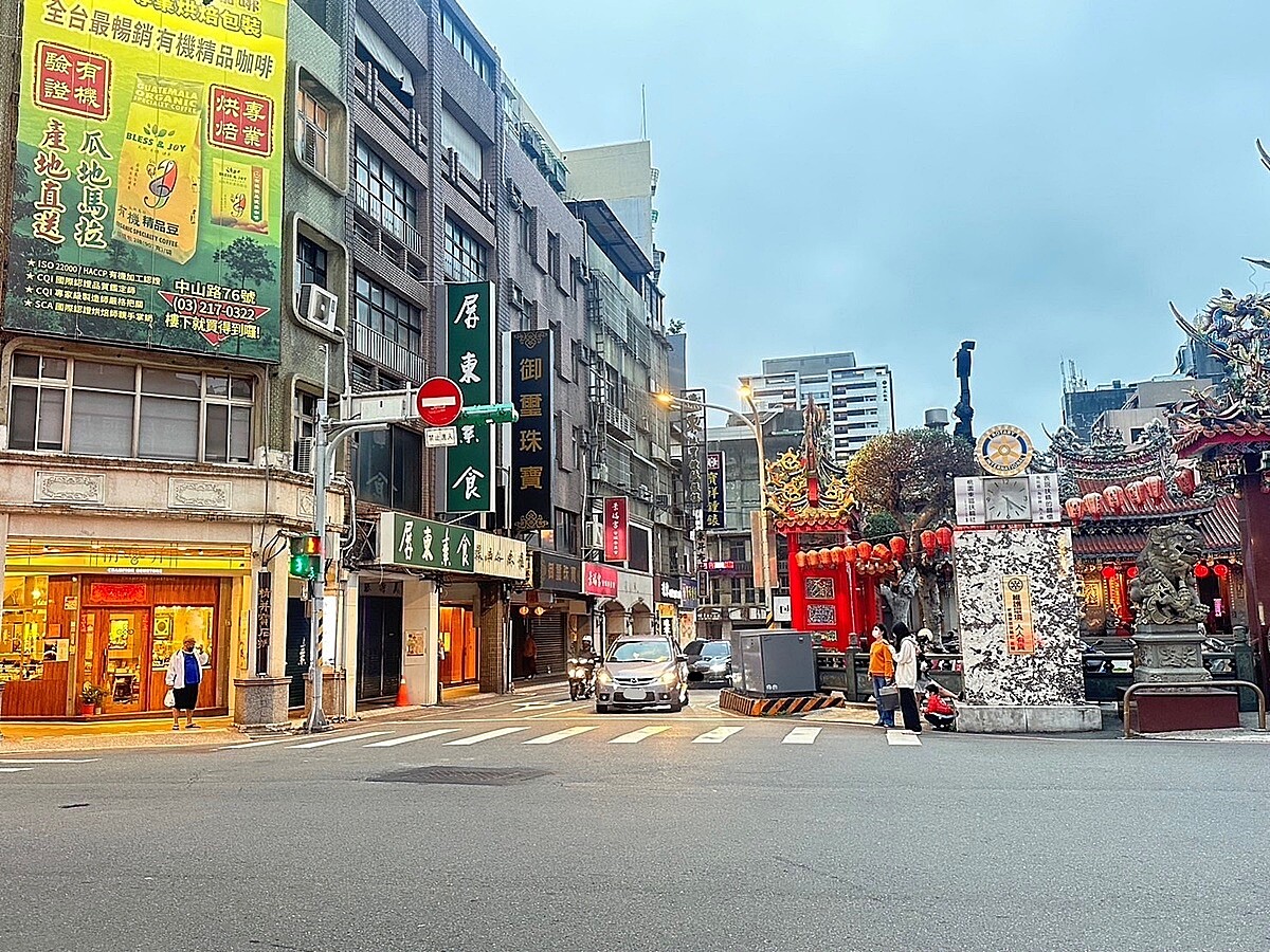解決桃園核心區「環境、交通痛點」 市府出招! 今年9月18日起桃園景福宮周邊人行環境改善工程將開始施作,明年農曆年前完成,讓民眾體驗以行人優先的舊城轉變。圖/桃園市都發局提供