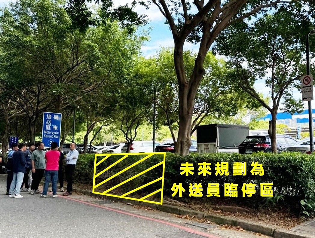 立委魯明哲（左一）會勘高鐵桃園站規畫設外送員專用停車格（見圖），預計11月底前啟用。圖／立委魯明哲提供