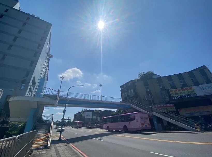 新北新店區通用陸橋拆除前,使用率偏低,成為新北市升格以來拆除的第55座人行陸橋。圖/新北市工務局提供