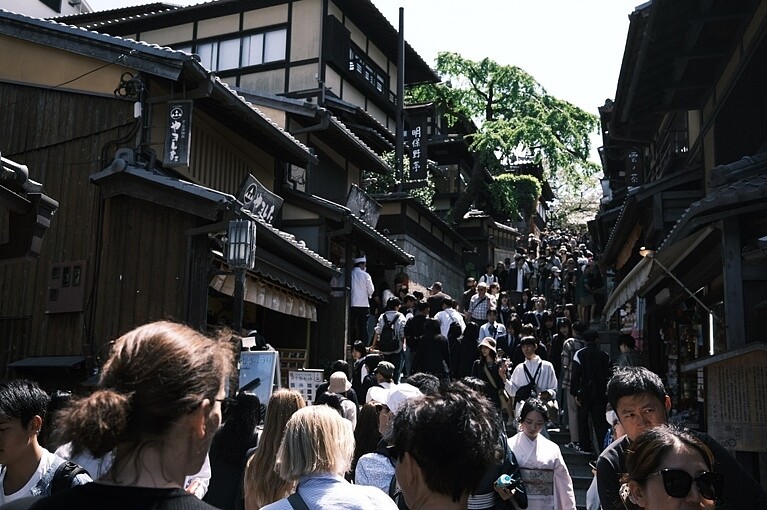 國人瘋日本觀光,京都熱門景點的人潮盛況引人熱議。(圖/編輯李美心拍攝)