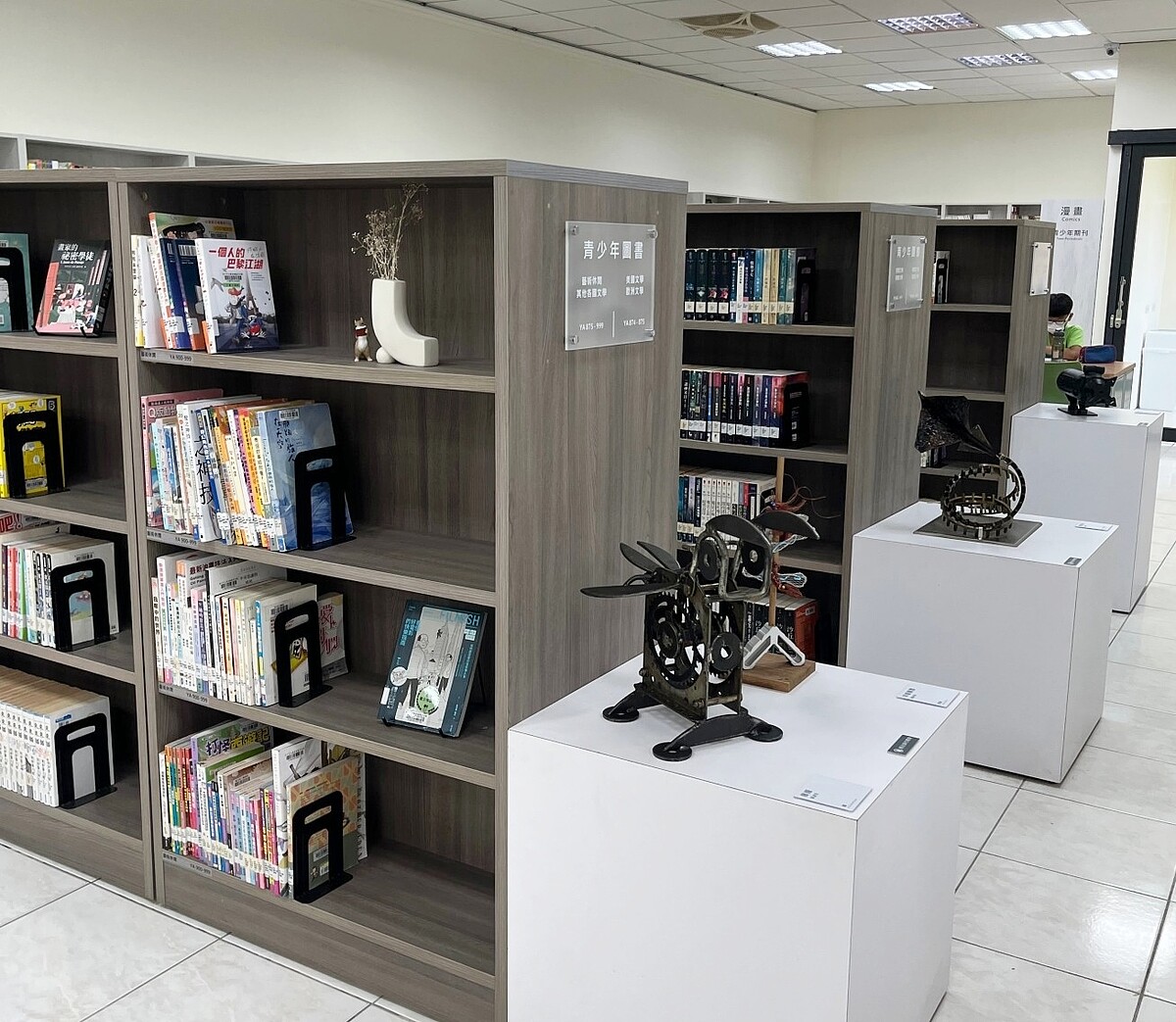 龍井圖書館以簡約清新的設計吸引許多民眾前來駐足閱讀。圖/台中市文化局提供