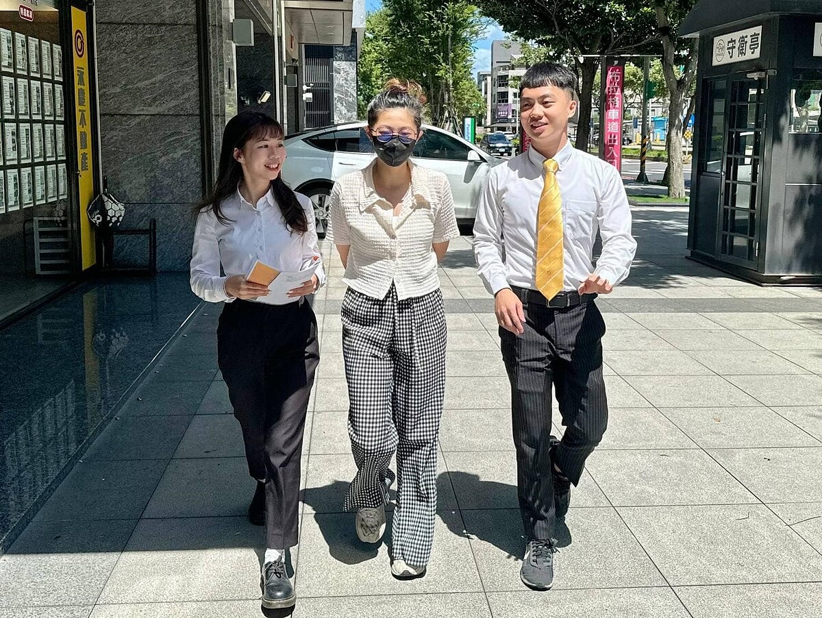 在店東教導下,孫若寧(圖左)、張育維(圖右)經紀人也秉持誠實理念,用心服務每位客戶。圖/永慶房產集團提供