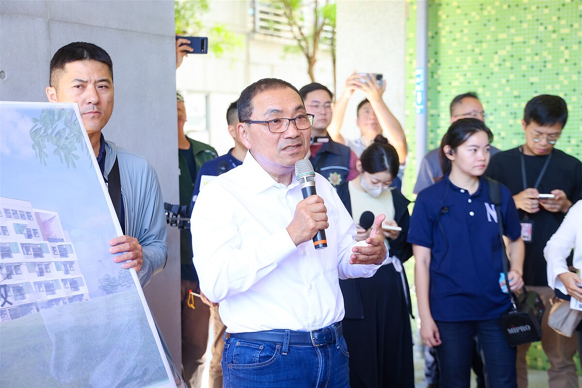 侯友宜16日視察第三期校舍工程進度。圖/新北市工務局提供