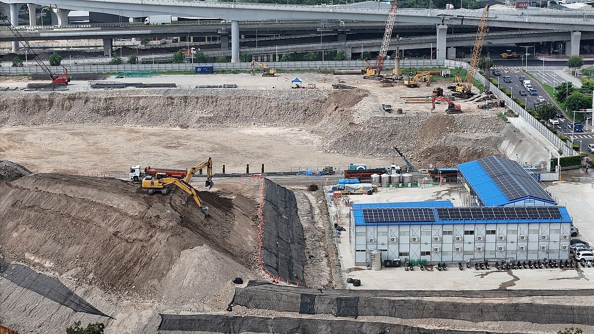 台中巨蛋目前刻正進行基礎土方開挖作業。圖/台中市建設局提供