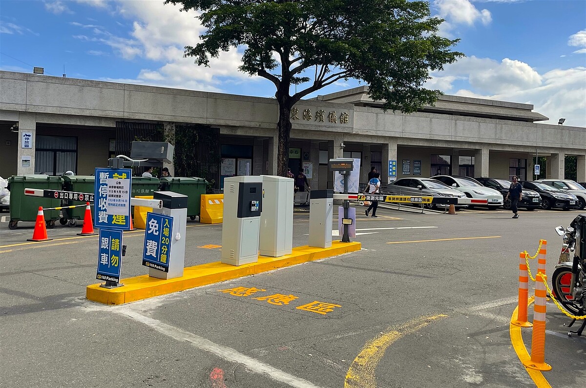 中市東海殯儀館停車場9月16日起實施收費管理。圖/台中市民政局提供