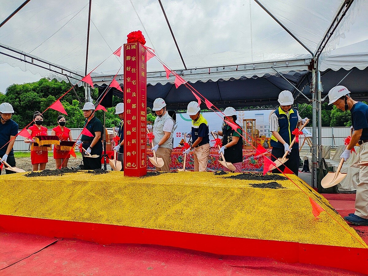 「長勝好室」動土,基地位於臺南市新營區長勝營區市地重劃區內,緊鄰長勝公園綠色隧道,步行6分鐘就可抵達南梓實驗小學。圖/國家住都中心提供