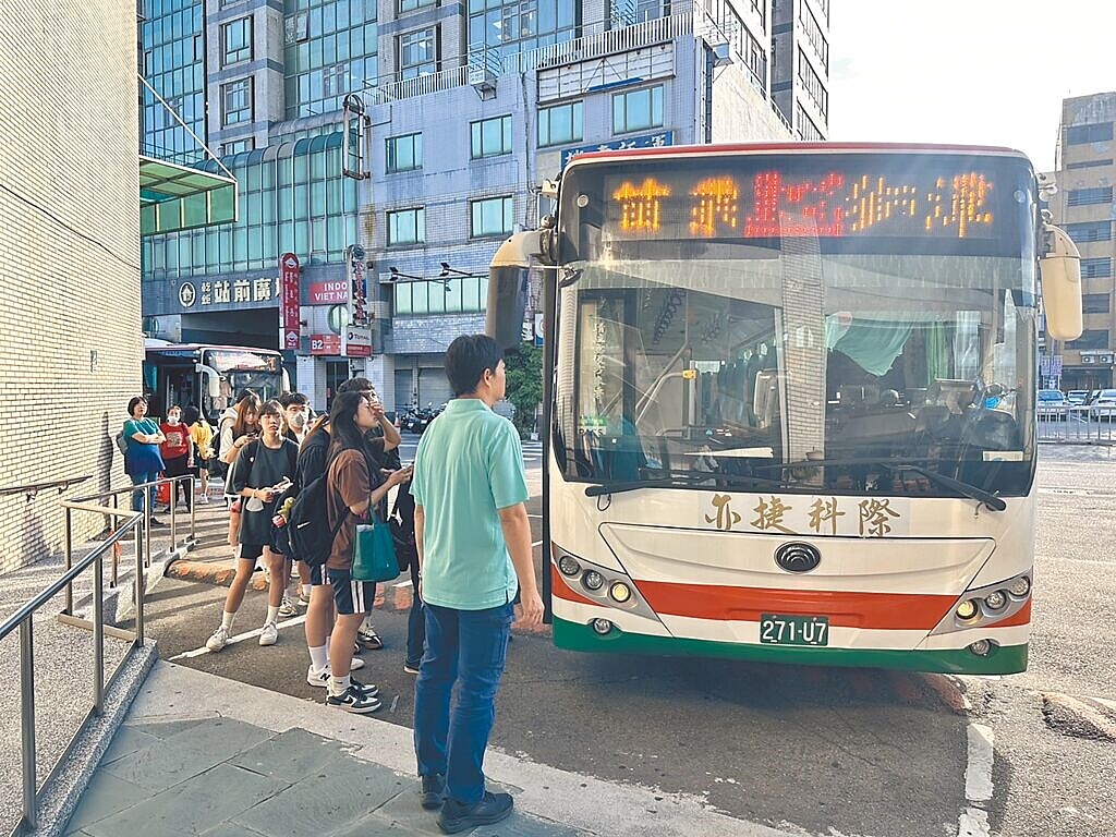 新竹客運公司16日起退出經營苗栗地區10條公路客運路線，由亦捷公司順利接駛。（新竹市監理站提供／陳育賢新竹傳真）