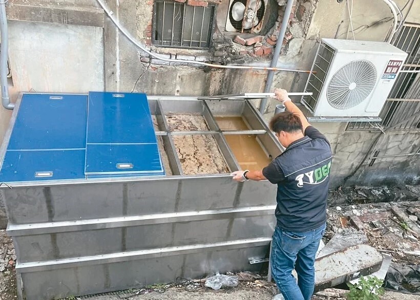 桃園某團膳業者今年7度偷排廢水進南崁溪,被環保局勒令停工。圖/桃園市環保局提供