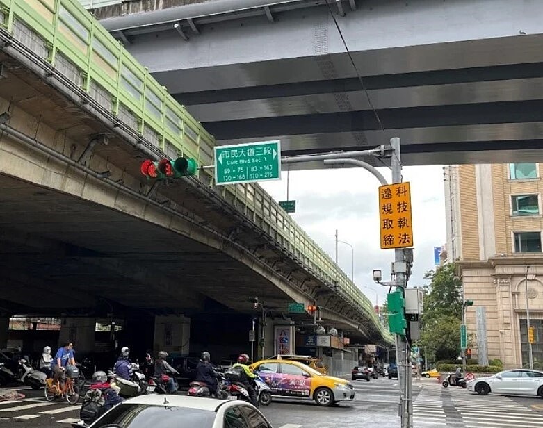 為擺脫「行人地獄」惡名,中央政府去年及今年補助各地設多功能科技執法設備345處,明年1月將全數啟用完畢。圖/警政署提供