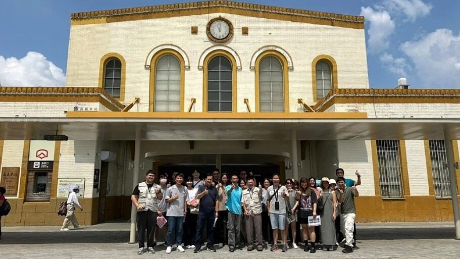 日前新北市政府城鄉發展局到嘉義火車站汲取嘉義市政府對於廣場改造的經驗，雙方於火車站門口合照。圖／嘉義市政府提供
