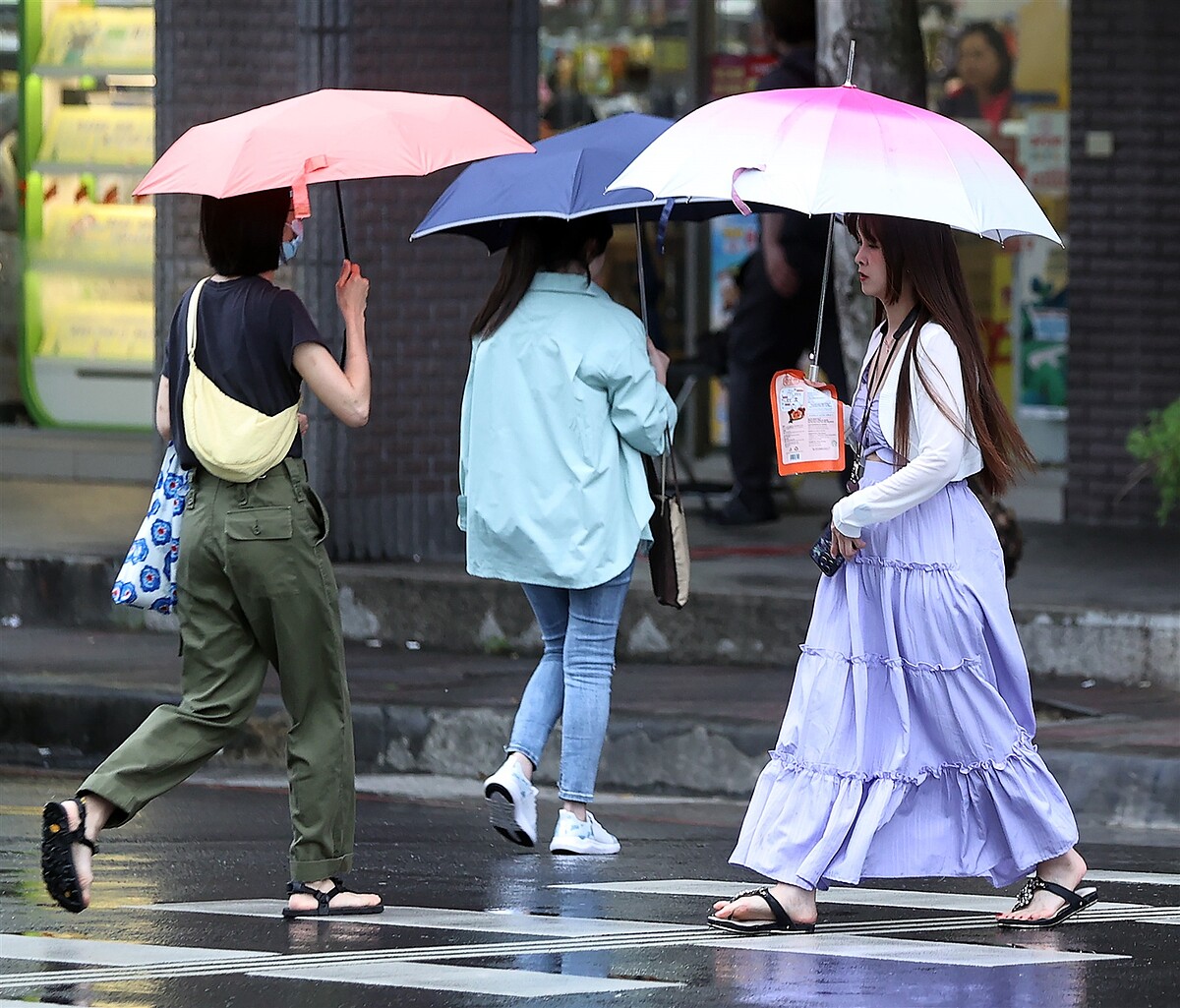 今天台灣東側水氣多,大台北、東半部雲量多,偶有局部短暫雨的機率;西半部多雲時晴、午後山區偶有局部短暫陣雨。本報資料照片