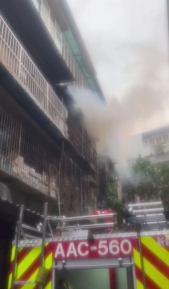 新莊區泰安街16日下午5時許發生住宅火警,4層老舊公寓的3樓起火燃燒,消防隊獲報到場迅速撲滅火勢,從屋內救出1名69歲陳姓老婦,已無生命徵象,緊急送醫急救之後宣告不治。圖/民眾提供