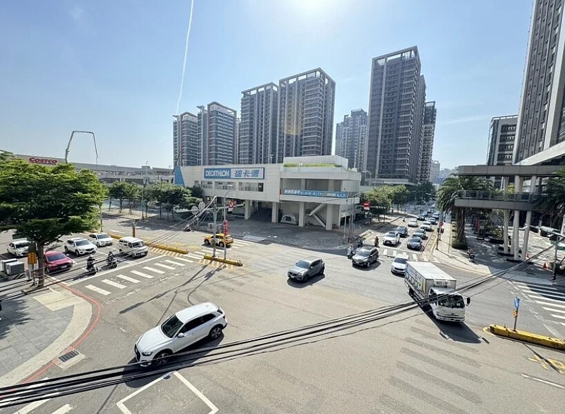 今年中秋假期雖沒有連續假期,不過不少竹科人「自主放假」規畫出遊或返鄉,也有公司從13日就讓員工開始放5天連假,不少網友在Threads上指出,早上8點通往竹科路上竟沒塞車,甚至15分鐘就抵達公司。圖/報系資料照