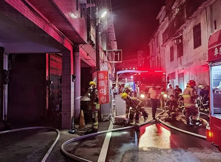 新竹縣芎林鄉文化街一幢4層樓的民宅16日晚間7點多發生住宅火警，消防局接獲通報趕往灌救。圖／新竹縣消防局提供
