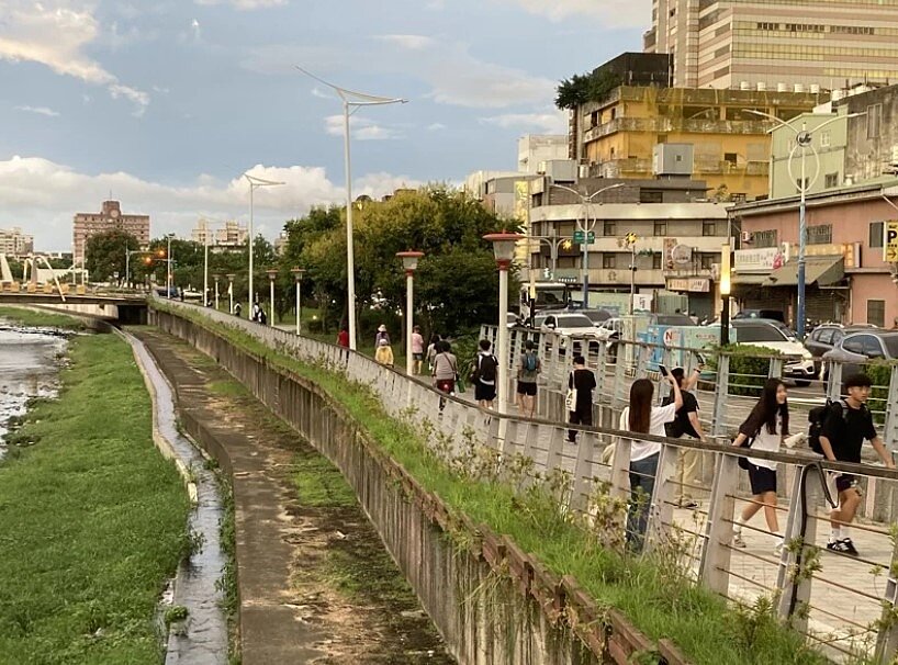 桃園市老街溪經過整治變漂亮了,整治工程仍在持續,未來可從平鎮一路往北串聯到中壢青埔。圖/桃園市水務局提供