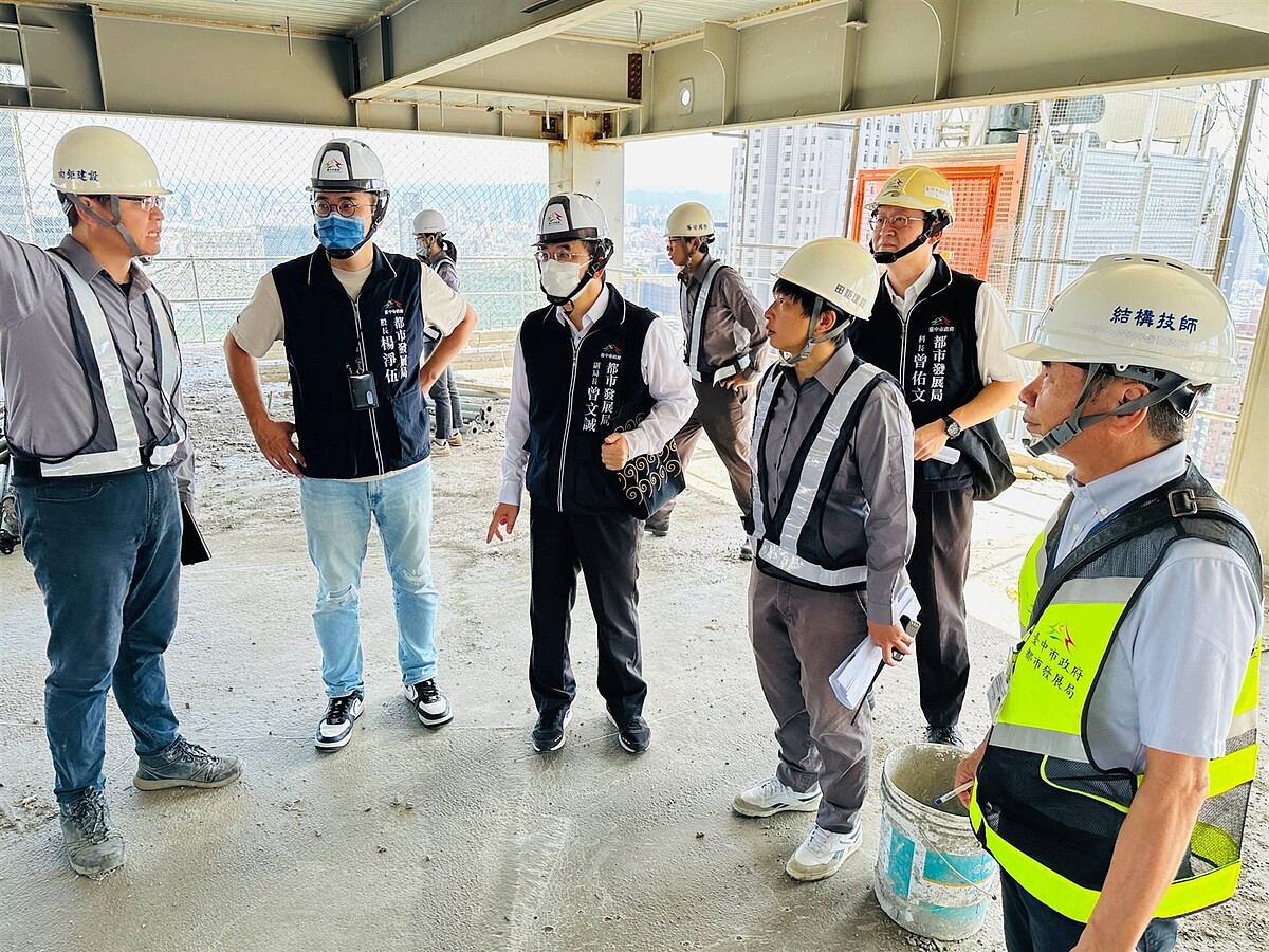 台中市都發局聯合稽查市政路沿線建案工地,確保紅牛賽車展演安全。圖/都發局提供