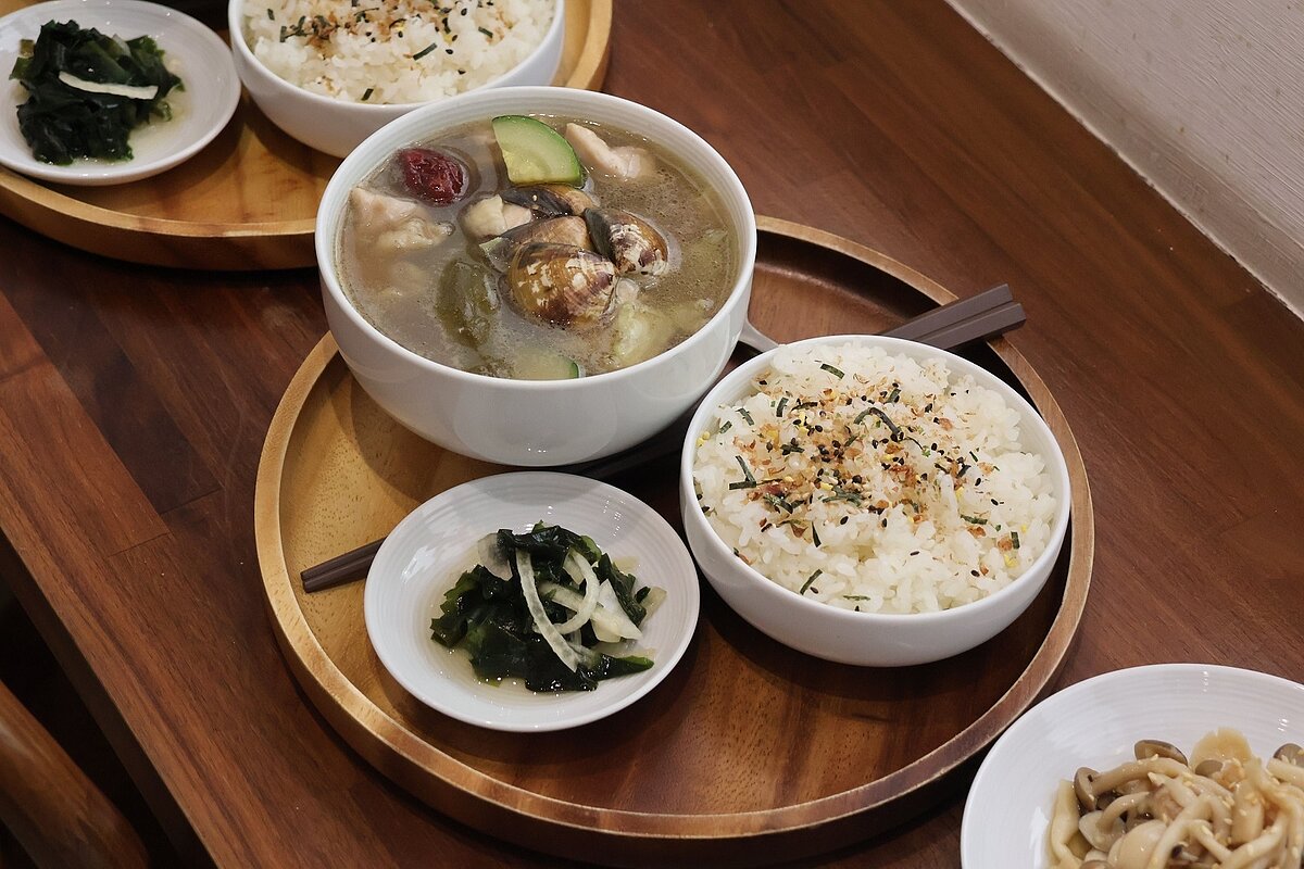 「小燉食室」的剝皮辣椒蛤蠣雞嚴選本土食材，採岡山剝皮辣椒燉湯，主食米飯則使用台日混血的「台南16號」越光米。圖／高雄市青年局提供