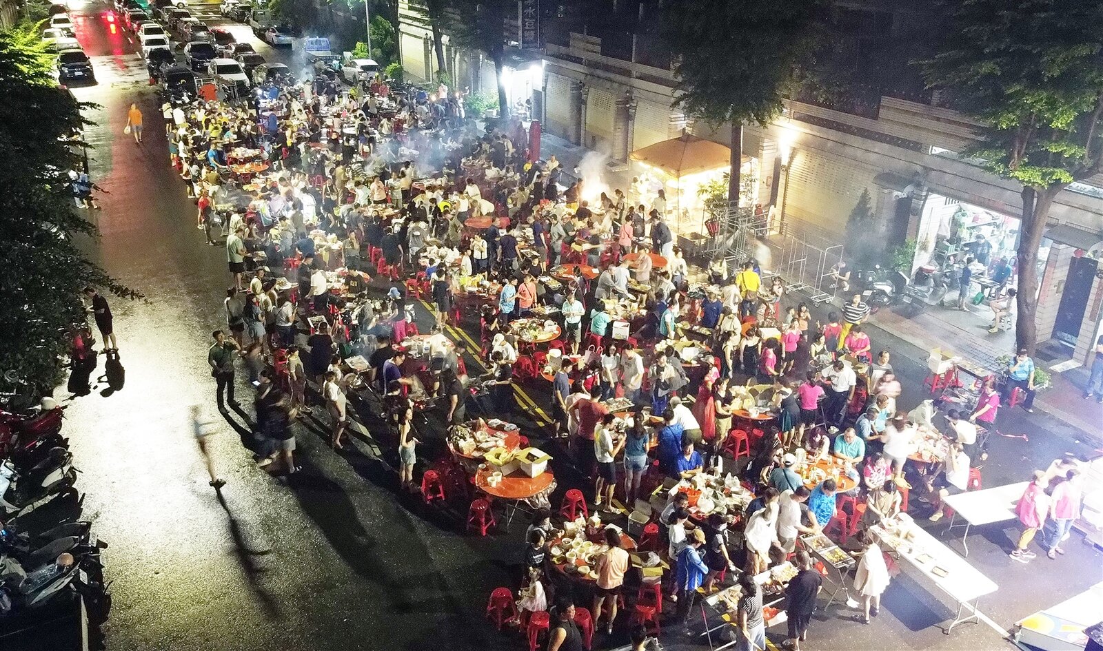 晚間熱對流消散後,西半部地區看到月亮的機會較高,即使雲層多一些,也還是有高機率在雲層間看到月亮露臉。圖為高雄市鳳山區誠義里日前中秋封街烤肉活動。本報資料照片