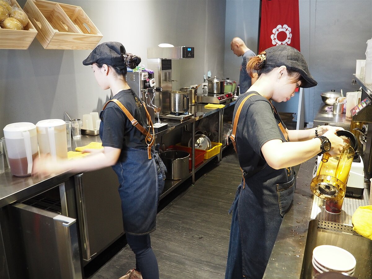 行政院已核定明年最低工資28,590元,時薪調升至190元,但長年來最低工資月薪累計調幅低於時薪,近九年兩者調幅差距高達逾15個百分點。示意圖。 圖/聯合報系資料照片