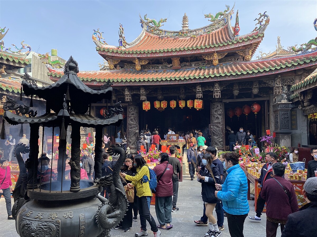 彰化「鹿港老街」附近有國定古蹟鹿港天后宮,拜媽祖和嘗美食是台灣人的最愛,因此觀光人潮一直很多。資料照/記者林宛諭攝