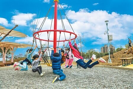 全台22個縣市中,0至14歲人口比率最高的是新竹市,其次為新竹縣,顯示高科技業發展帶動人口年輕化。圖為新竹縣打造特色公園,深獲民眾及兒童好評。(本報資料照片)